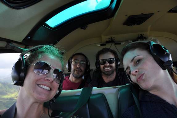 A bordo do helicóptero, durante sobrevoo da ilha de Kauai, no Havaí